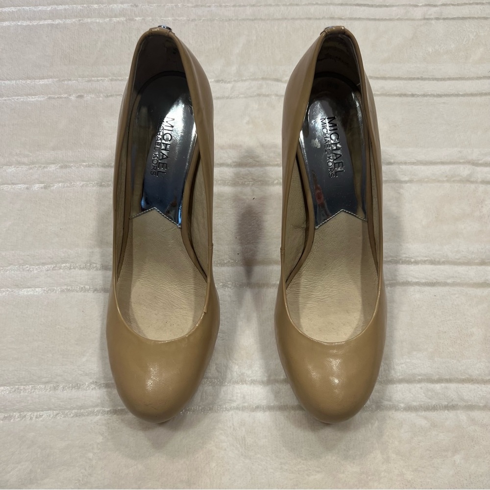 Michael Kors beige patent leather round toe heels